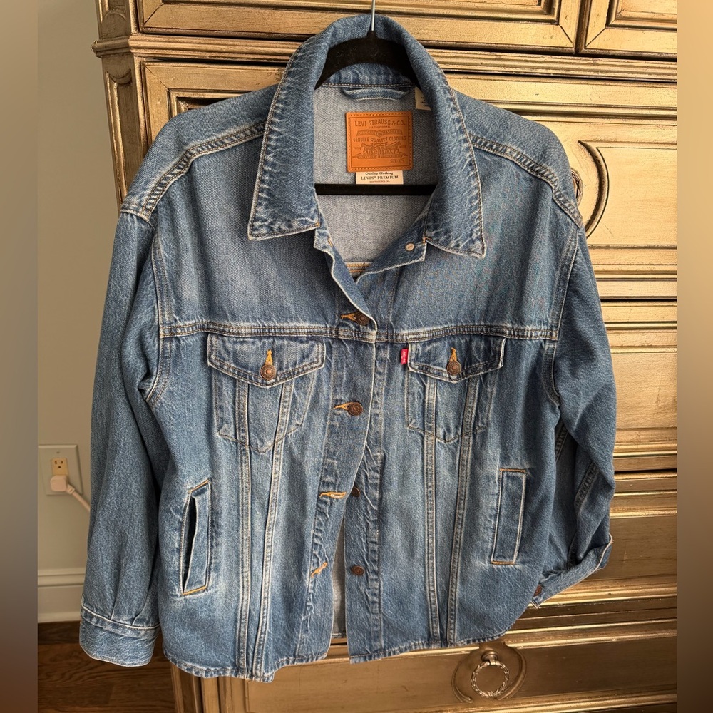 Levi’s oversized trucker jacket/shacket